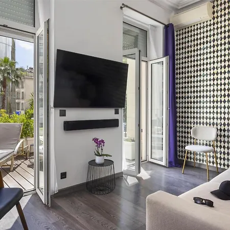 Western Brice Garden מלון