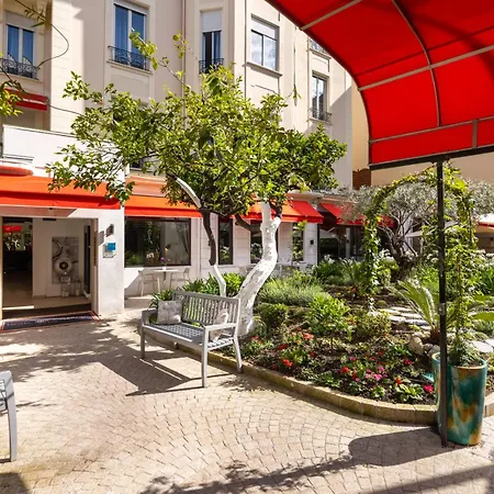 Western Brice Garden מלון